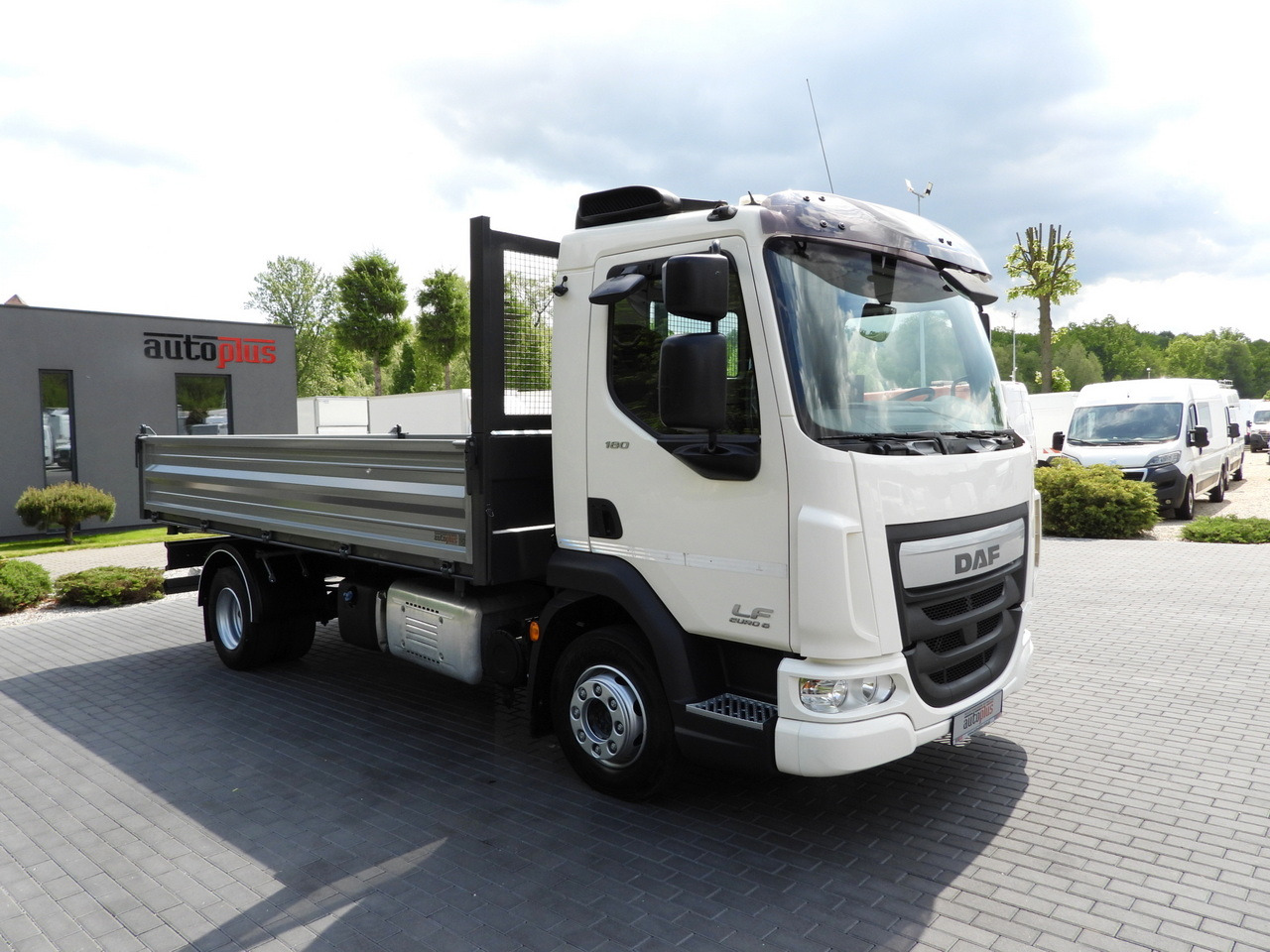 DAF LF 180 THREE-WAY TIPPER CRUISE CONTROL LED LIGHTS AUTOMATIC TRANSMISSION TWIN WHEELS AIR CONDITIONING 180HP - Furgoneta basculante: foto 4 DAF LF 180 THREE-WAY TIPPER CRUISE CONTROL LED LIGHTS AUTOMATIC TRANSMISSION TWIN WHEELS AIR CONDITIONING 180HP - Furgoneta basculante: foto 4