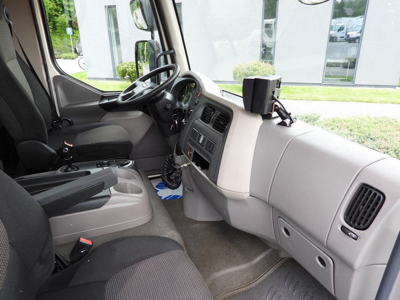 Camión volquete DAF LF 180 THREE-WAY TIPPER CRUISE CONTROL LED LIGHTS AUTOMATIC TRANSMISSION  TWIN WHEELS AIR CONDITIONING  180HP: foto 49