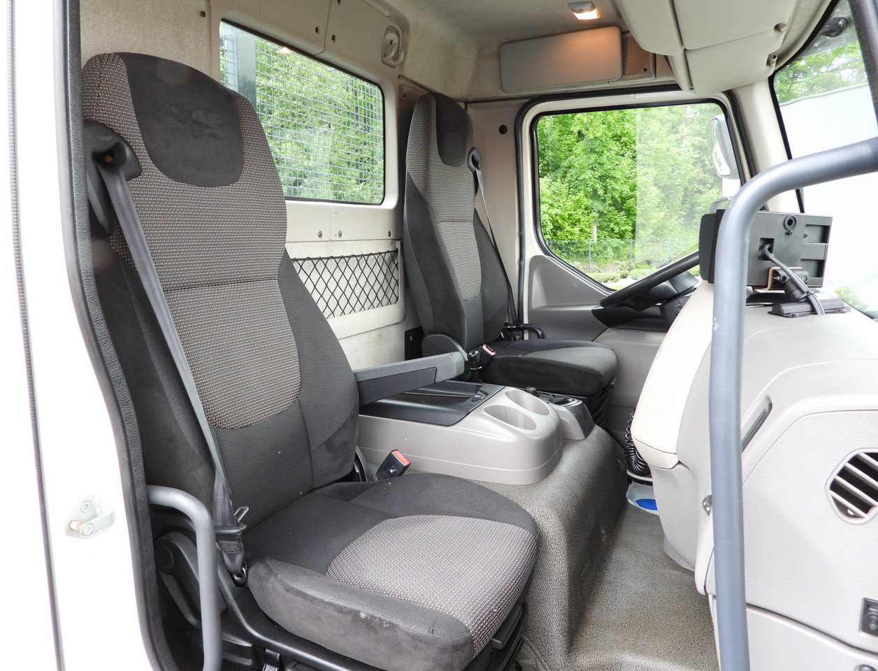 Camión volquete DAF LF 180 THREE-WAY TIPPER CRUISE CONTROL LED LIGHTS AUTOMATIC TRANSMISSION  TWIN WHEELS AIR CONDITIONING  180HP: foto 48