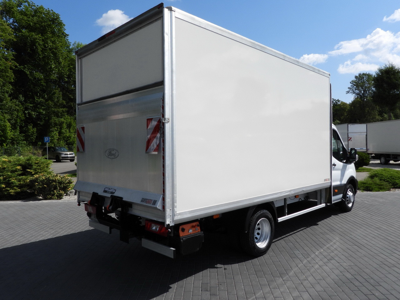 FORD TRANSIT BOX LIFT 8 PALLETS CRUISE CONTROL LED LIGHTS TWIN WHEELS AIR CONDITIONING 130HP - Furgoneta caja cerrada: foto 3 FORD TRANSIT BOX LIFT 8 PALLETS CRUISE CONTROL LED LIGHTS TWIN WHEELS AIR CONDITIONING 130HP - Furgoneta caja cerrada: foto 3