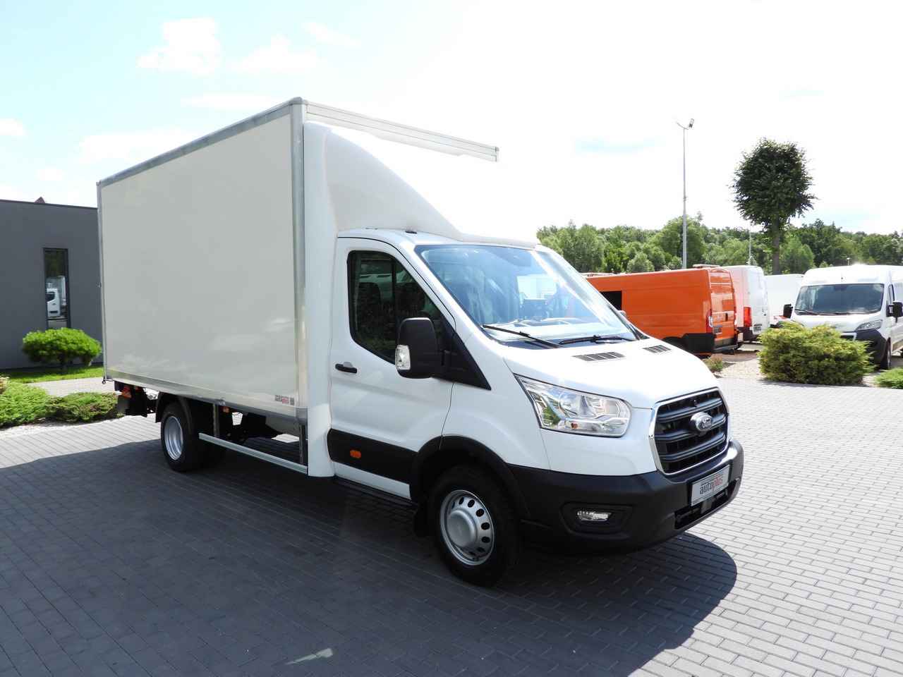 FORD TRANSIT BOX LIFT 8 PALLETS CRUISE CONTROL LED LIGHTS TWIN WHEELS AIR CONDITIONING 130HP - Furgoneta caja cerrada: foto 4 FORD TRANSIT BOX LIFT 8 PALLETS CRUISE CONTROL LED LIGHTS TWIN WHEELS AIR CONDITIONING 130HP - Furgoneta caja cerrada: foto 4