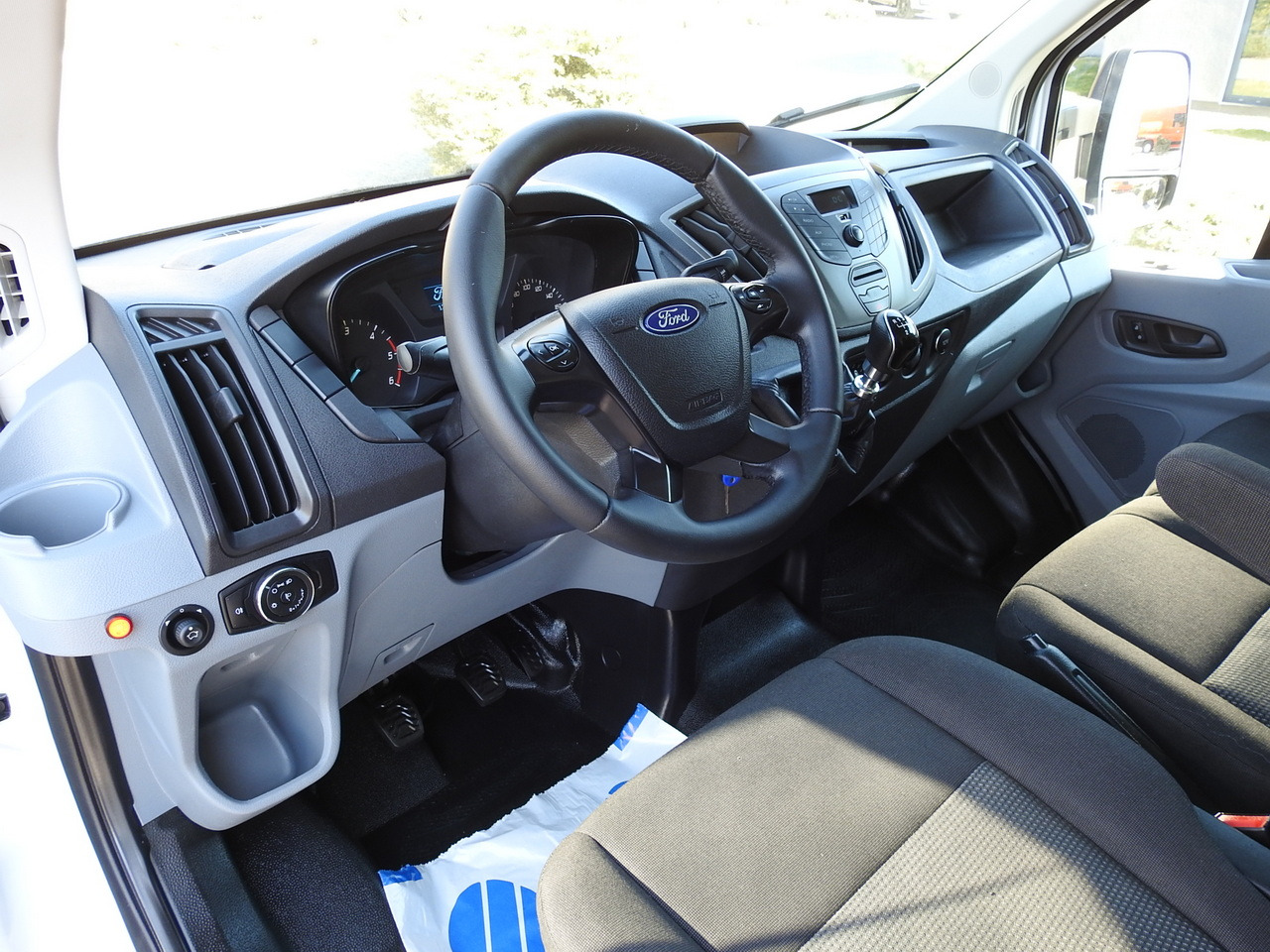 FORD TRANSIT BOX LIFT 8 PALLETS TWIN WHEELS AIR CONDITIONING 130HP - Furgoneta caja cerrada: foto 2 FORD TRANSIT BOX LIFT 8 PALLETS TWIN WHEELS AIR CONDITIONING 130HP - Furgoneta caja cerrada: foto 2