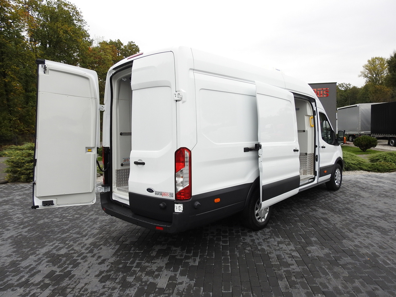 FORD TRANSIT REFRIGERATOR VAN 0*C HEATING FUNCTION POWER SUPPLY 230V CRUISE CONTROL NAVIGATION AIR CONDITIONING LED LIGHTS 130HP - Furgoneta frigorifica: foto 3 FORD TRANSIT REFRIGERATOR VAN 0*C HEATING FUNCTION POWER SUPPLY 230V CRUISE CONTROL NAVIGATION AIR CONDITIONING LED LIGHTS 130HP - Furgoneta frigorifica: foto 3