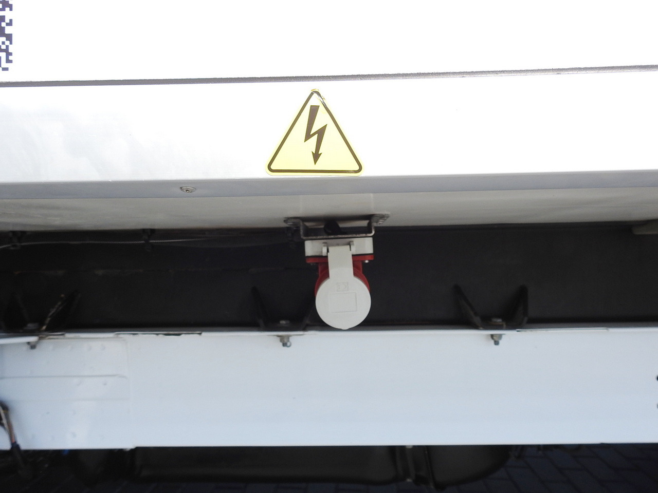 Furgoneta frigorifica FORD TRANSIT REGRIGERATOR BOX 0*C POWER SUPPLY 230V CRUISE CONTROL AIR CONDITIONING TWIN WHEELS  170HP: foto 25