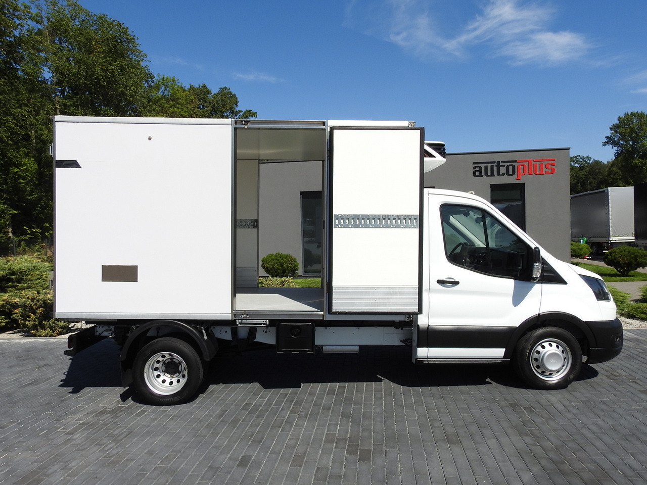 Furgoneta frigorifica FORD TRANSIT REGRIGERATOR BOX 0*C POWER SUPPLY 230V CRUISE CONTROL AIR CONDITIONING TWIN WHEELS  170HP: foto 8