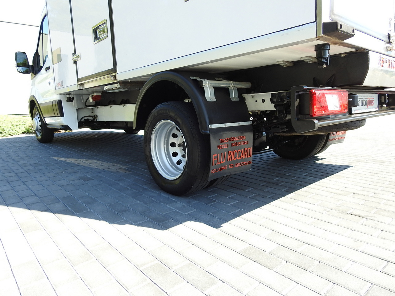 Furgoneta frigorifica FORD TRANSIT REGRIGERATOR BOX 0*C POWER SUPPLY 230V CRUISE CONTROL AIR CONDITIONING TWIN WHEELS  170HP: foto 15