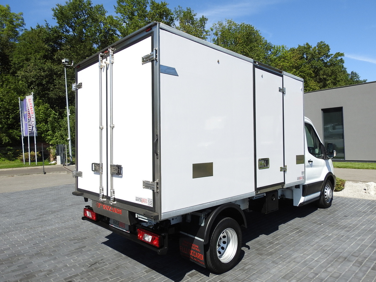 Furgoneta frigorifica FORD TRANSIT REGRIGERATOR BOX 0*C POWER SUPPLY 230V CRUISE CONTROL AIR CONDITIONING TWIN WHEELS  170HP: foto 13