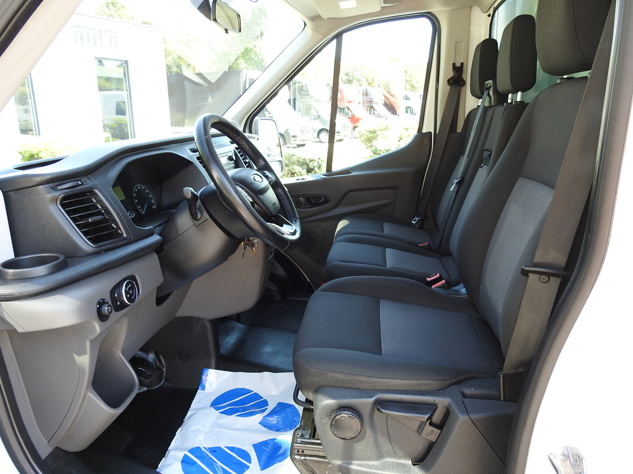 Furgoneta frigorifica FORD TRANSIT REGRIGERATOR BOX 0*C POWER SUPPLY 230V CRUISE CONTROL AIR CONDITIONING TWIN WHEELS  170HP: foto 29