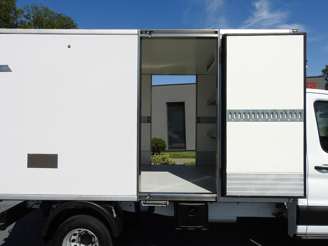 Furgoneta frigorifica FORD TRANSIT REGRIGERATOR BOX 0*C POWER SUPPLY 230V CRUISE CONTROL AIR CONDITIONING TWIN WHEELS  170HP: foto 22