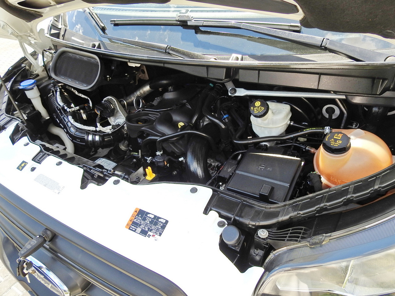 Furgoneta frigorifica FORD TRANSIT REGRIGERATOR BOX 0*C POWER SUPPLY 230V CRUISE CONTROL AIR CONDITIONING TWIN WHEELS  170HP: foto 28