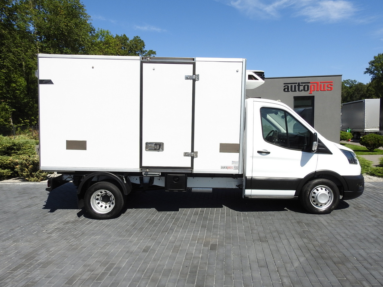 Furgoneta frigorifica FORD TRANSIT REGRIGERATOR BOX 0*C POWER SUPPLY 230V CRUISE CONTROL AIR CONDITIONING TWIN WHEELS  170HP: foto 7