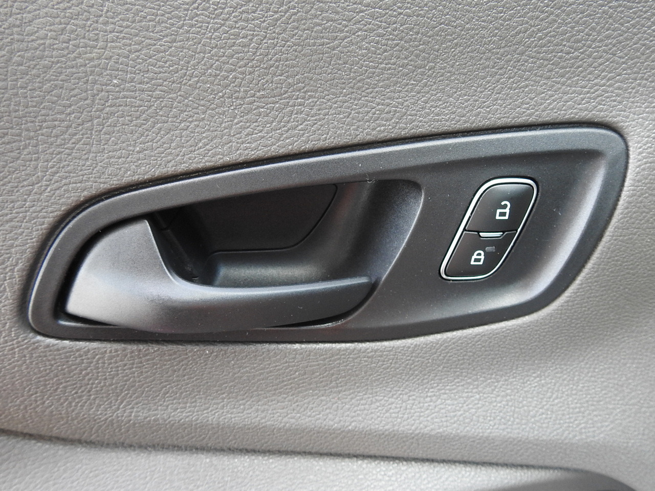 Furgoneta frigorifica FORD TRANSIT REGRIGERATOR BOX 0*C POWER SUPPLY 230V CRUISE CONTROL AIR CONDITIONING TWIN WHEELS  170HP: foto 32