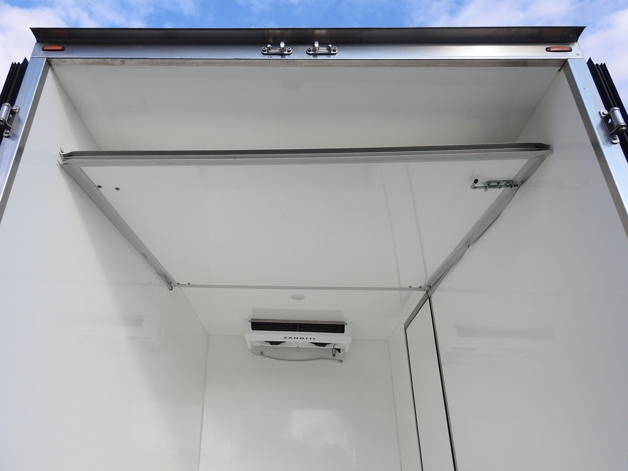 Furgoneta frigorifica FORD TRANSIT REGRIGERATOR BOX -10*C POWER SUPPLY 230V CRUISE CONTROL AIR CONDITIONING LED LIGHTS PNEUMATICS TWIN WHEELS  130HP: foto 22