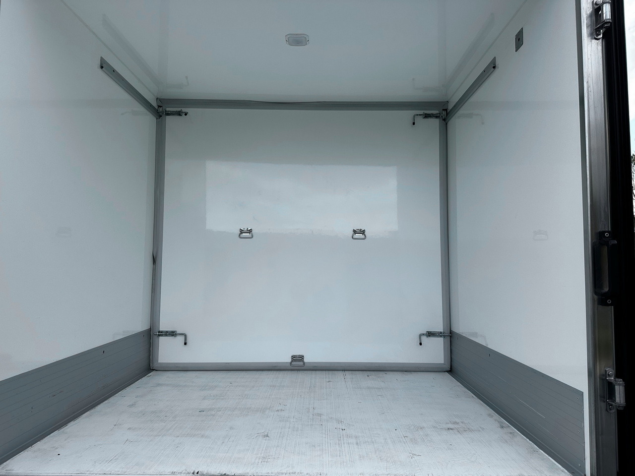 Furgoneta frigorifica FORD TRANSIT REGRIGERATOR BOX -10*C POWER SUPPLY 230V CRUISE CONTROL AIR CONDITIONING LED LIGHTS PNEUMATICS TWIN WHEELS  130HP: foto 23