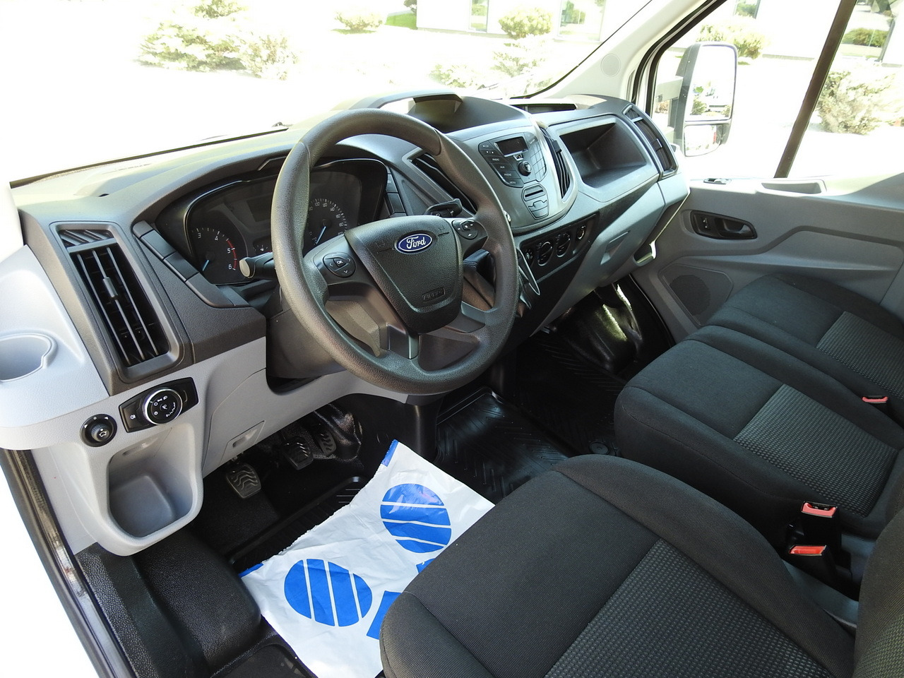 FORD TRANSIT STAKE BODY DOUBLE CABIN DOKA 7 SEATS AIR CONDITIONING 130HP - Furgoneta caja abierta: foto 2 FORD TRANSIT STAKE BODY DOUBLE CABIN DOKA 7 SEATS AIR CONDITIONING 130HP - Furgoneta caja abierta: foto 2
