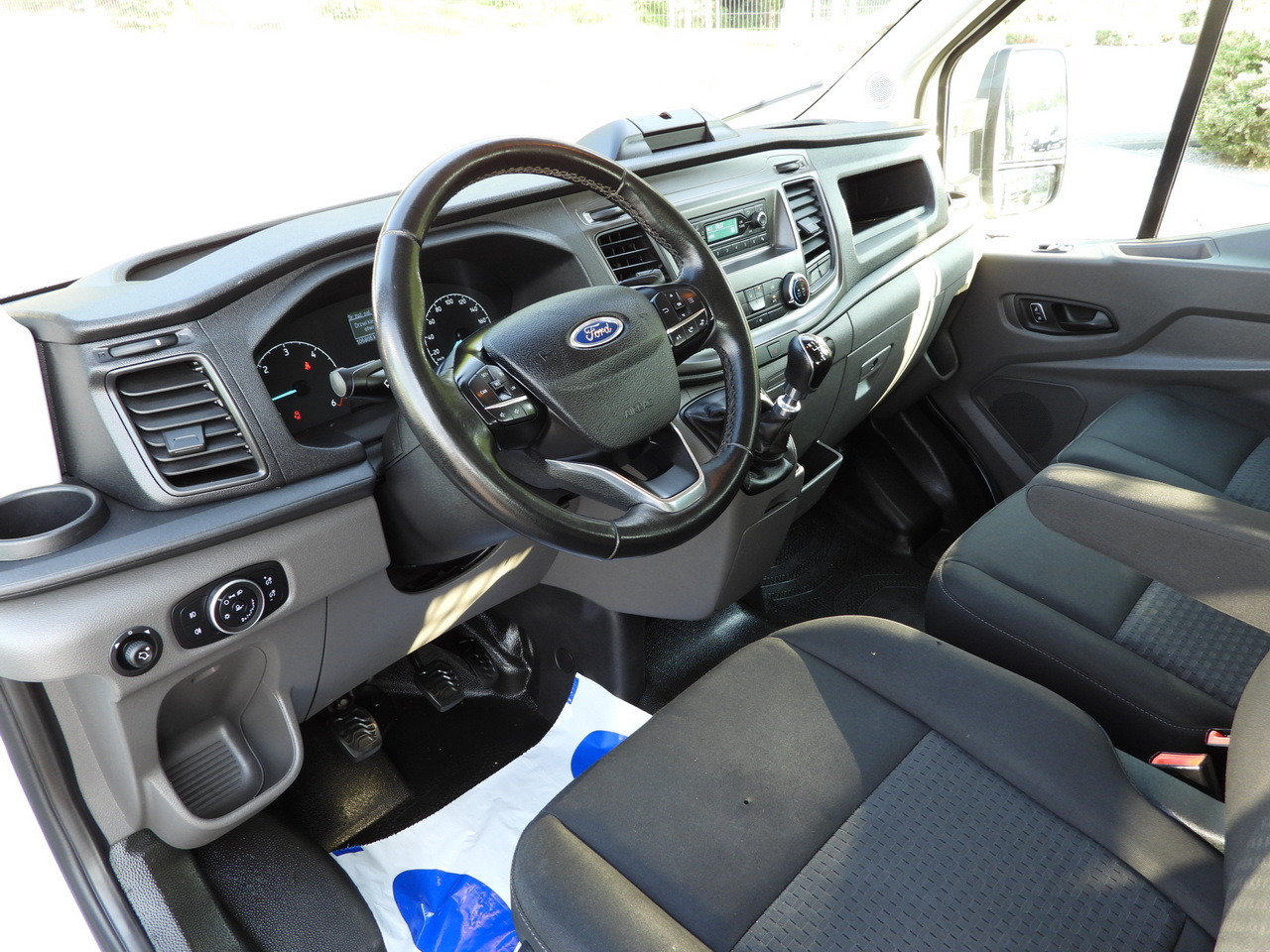 FORD TRANSIT STAKE BODY DOUBLE CABIN DOKA 7 SEATS TWIN WHEELS AIR CONDITIONING 130HP - Furgoneta caja abierta: foto 2 FORD TRANSIT STAKE BODY DOUBLE CABIN DOKA 7 SEATS TWIN WHEELS AIR CONDITIONING 130HP - Furgoneta caja abierta: foto 2
