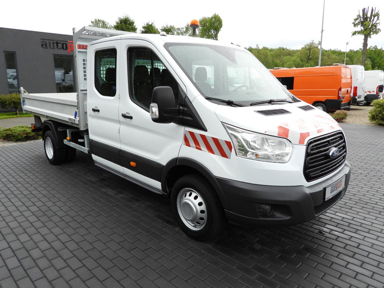 FORD TRANSIT TIPPER DOUBLE CABIN DOKA 6 SEATS CRUISE CONTROL AIR CONDITIONING TWIN WHEELS 170HP - Furgoneta basculante: foto 4 FORD TRANSIT TIPPER DOUBLE CABIN DOKA 6 SEATS CRUISE CONTROL AIR CONDITIONING TWIN WHEELS 170HP - Furgoneta basculante: foto 4