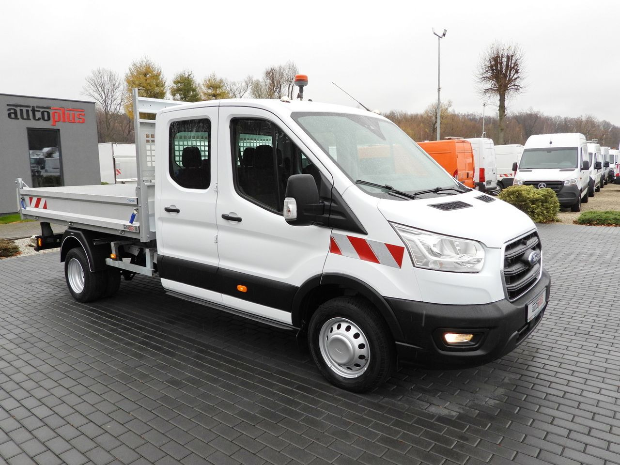 FORD TRANSIT TIPPER DOUBLE CABIN DOKA 6 SEATS CRUISE CONTROL LED LIGHTS TWIN WHEELS AIR CONDITIONING 170HP - Furgoneta basculante: foto 4 FORD TRANSIT TIPPER DOUBLE CABIN DOKA 6 SEATS CRUISE CONTROL LED LIGHTS TWIN WHEELS AIR CONDITIONING 170HP - Furgoneta basculante: foto 4