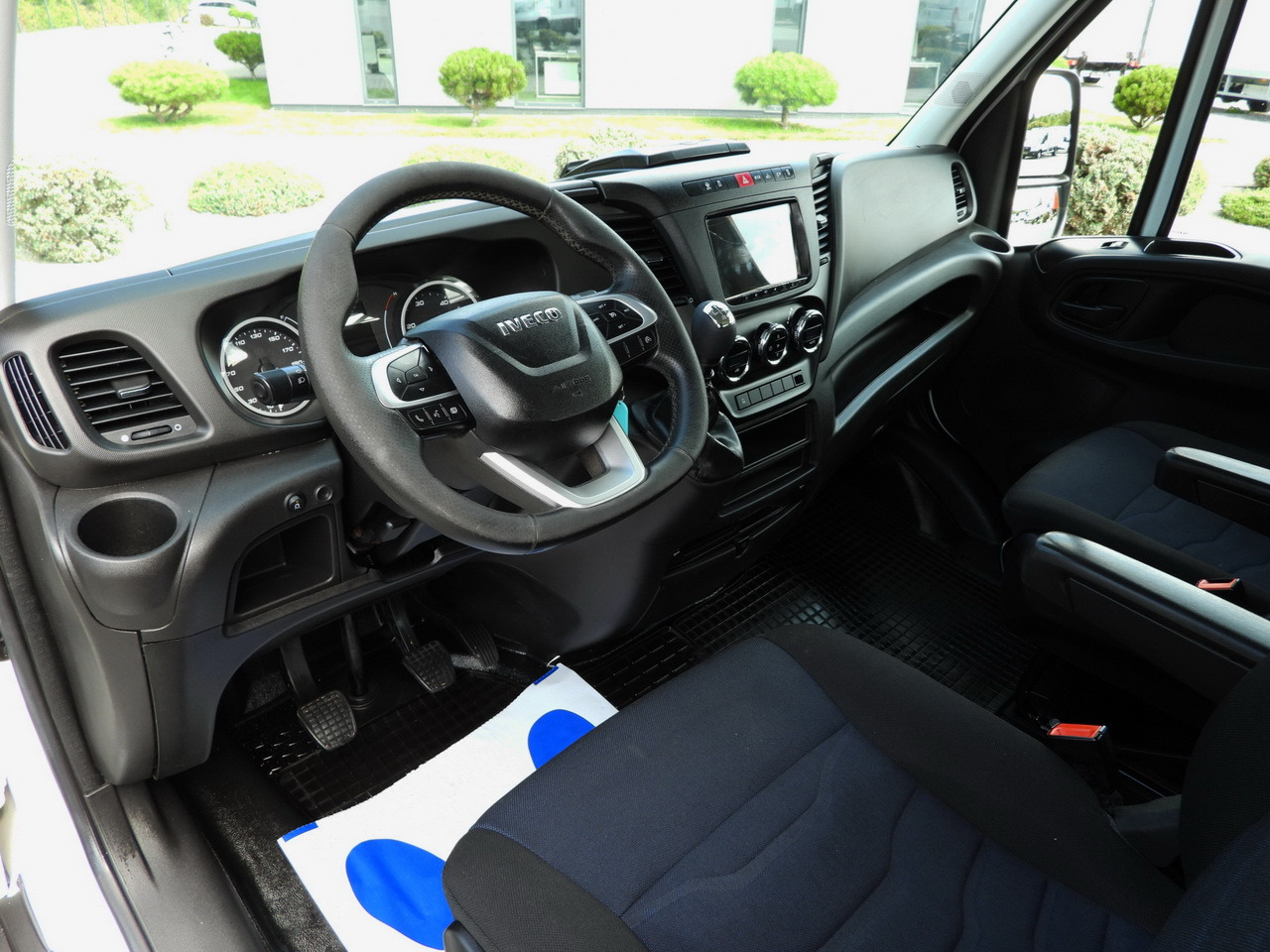 IVECO DAILY 35C16 TIPPER DOUBLE CABIN DOKA 6 SEATS CRUISE CONTROL NAVIGATION TWIN WHEELS AIR CONDITIONING 160HP - Furgoneta: foto 2 IVECO DAILY 35C16 TIPPER DOUBLE CABIN DOKA 6 SEATS CRUISE CONTROL NAVIGATION TWIN WHEELS AIR CONDITIONING 160HP - Furgoneta: foto 2