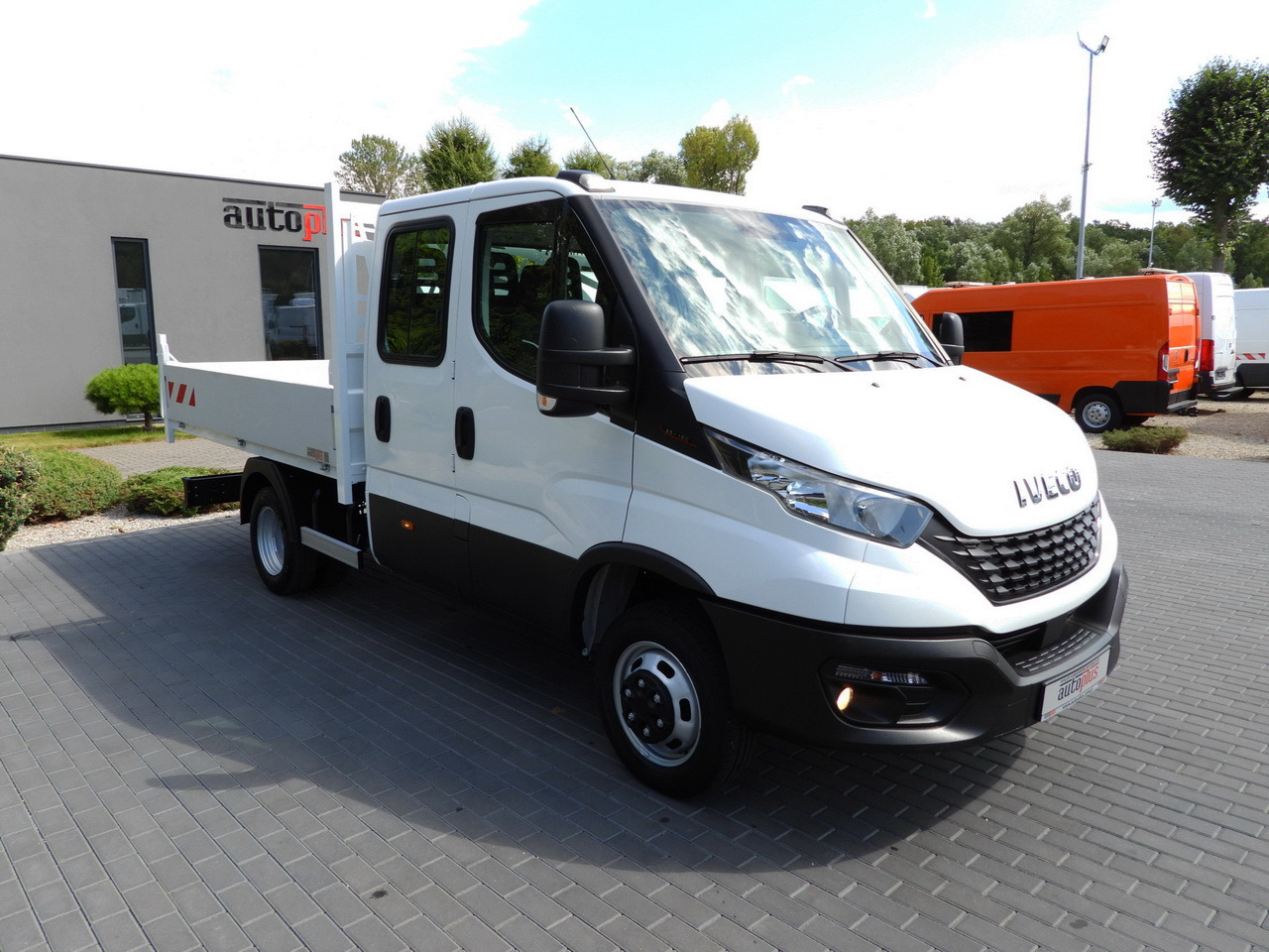 IVECO DAILY 35C16 TIPPER DOUBLE CABIN DOKA 6 SEATS CRUISE CONTROL NAVIGATION TWIN WHEELS AIR CONDITIONING 160HP - Furgoneta: foto 4 IVECO DAILY 35C16 TIPPER DOUBLE CABIN DOKA 6 SEATS CRUISE CONTROL NAVIGATION TWIN WHEELS AIR CONDITIONING 160HP - Furgoneta: foto 4