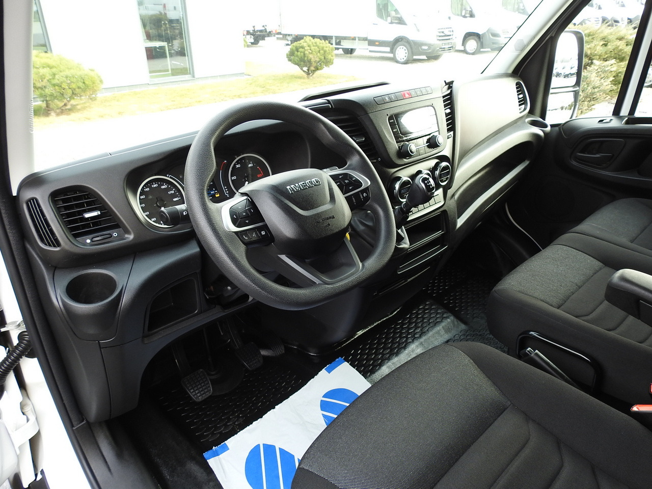 IVECO DAILY 35C16 BOX LIFT 8 PALLETS CRUISE CONTROL TWIN WHEELS AIR CONDITIONING  160HP - Furgoneta caja cerrada: foto 2 IVECO DAILY 35C16 BOX LIFT 8 PALLETS CRUISE CONTROL TWIN WHEELS AIR CONDITIONING  160HP - Furgoneta caja cerrada: foto 2