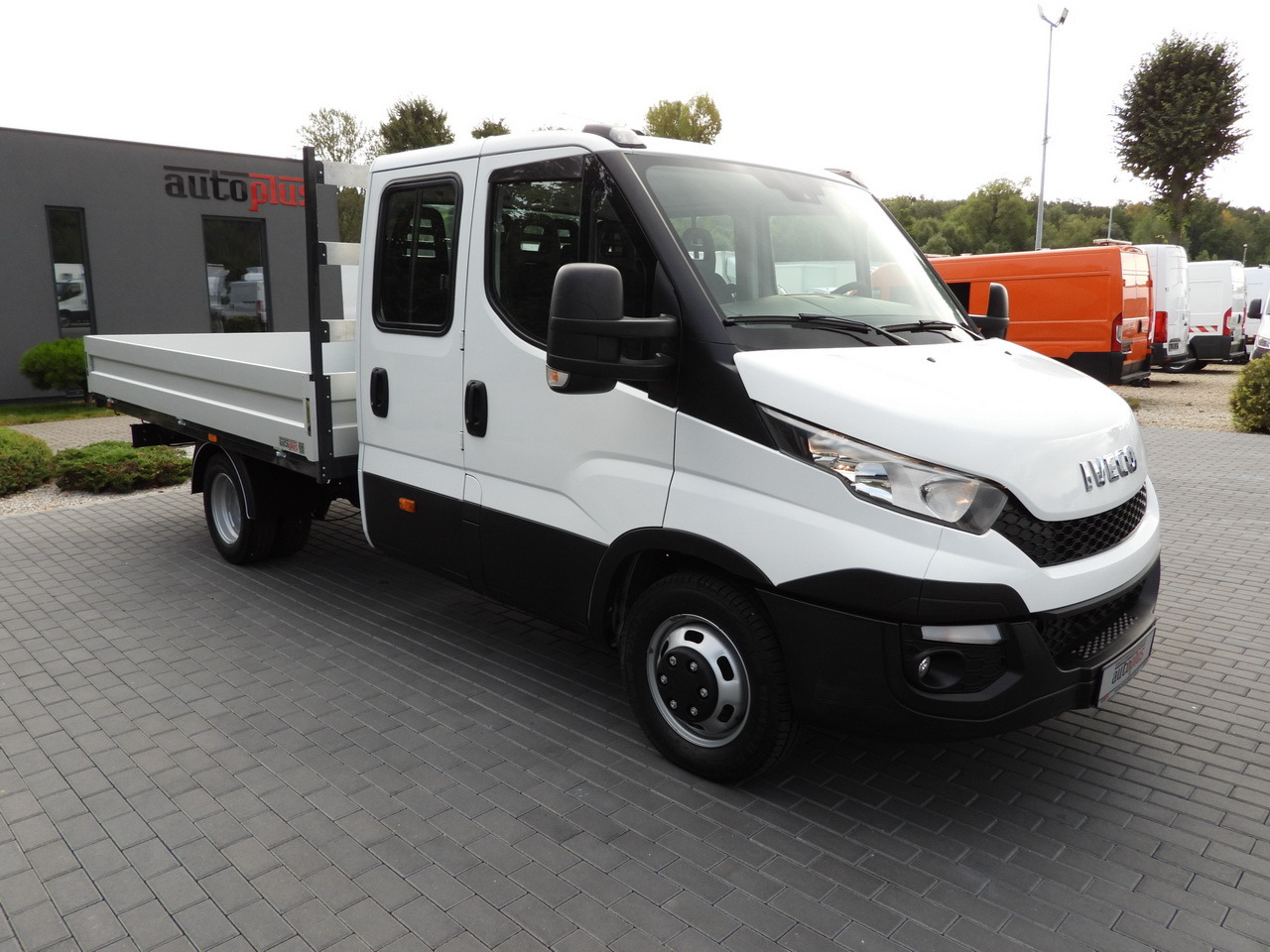 IVECO DAILY 35C17 STAKE BODY DOUBLE CABIN DOKA 7 SEATS CRUISE CONTROL TWIN WHEELS AIR CONDITIONING 170HP - Furgoneta combi: foto 4 IVECO DAILY 35C17 STAKE BODY DOUBLE CABIN DOKA 7 SEATS CRUISE CONTROL TWIN WHEELS AIR CONDITIONING 170HP - Furgoneta combi: foto 4