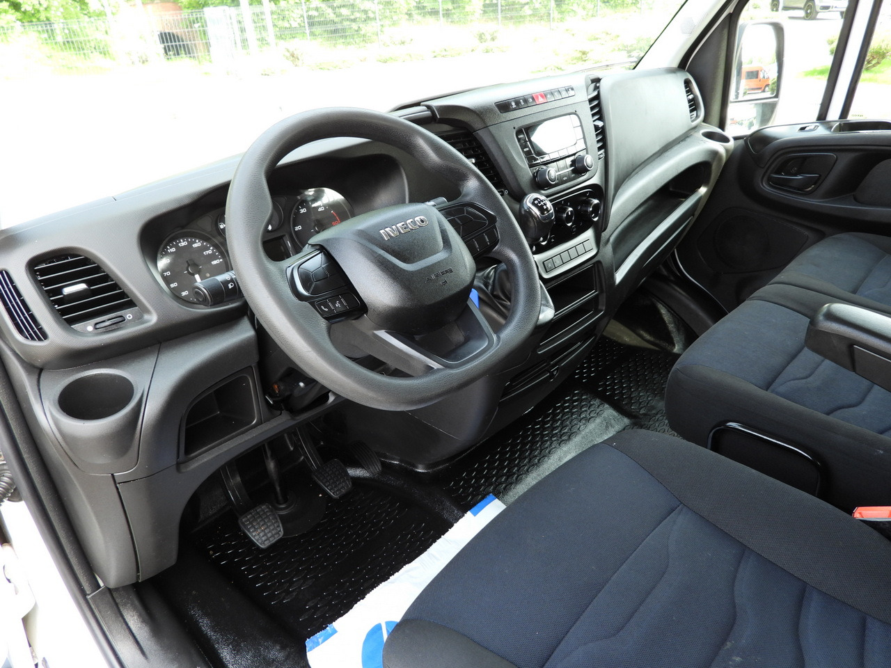 IVECO DAILY 35S12 STAKE BODY DOUBLE CABIN DOKA 7 SEATS AIR CONDITIONING 120HP - Furgoneta caja abierta: foto 2 IVECO DAILY 35S12 STAKE BODY DOUBLE CABIN DOKA 7 SEATS AIR CONDITIONING 120HP - Furgoneta caja abierta: foto 2