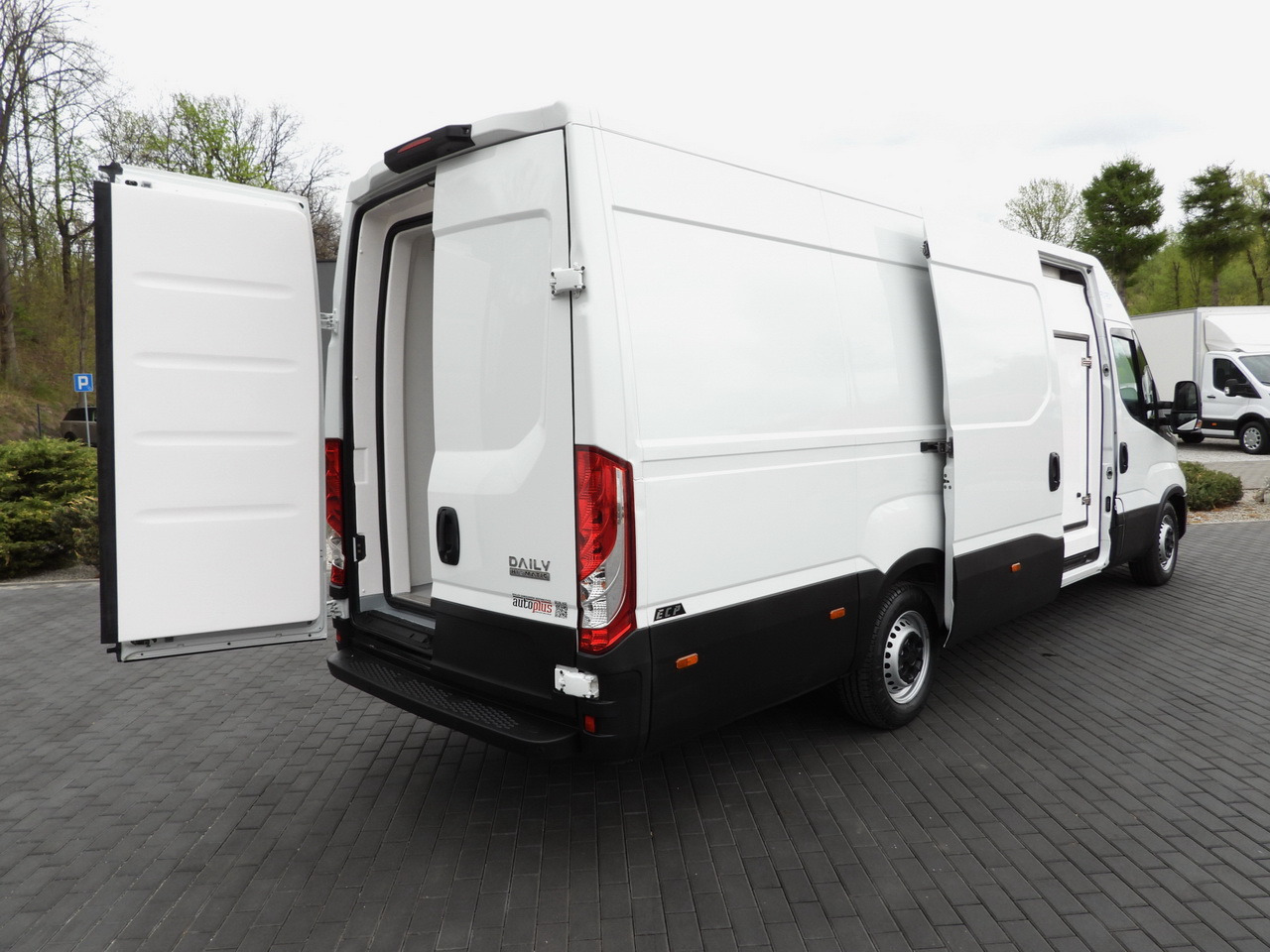 IVECO DAILY 35S14 REFRIGERATOR VAN 0*C POWER SUPPLY 230V CRUISE CONTROL AUTOMATIC TRANSMISSION HI-MATIC AIR CONDITIONING 140HP - Furgoneta frigorifica: foto 3 IVECO DAILY 35S14 REFRIGERATOR VAN 0*C POWER SUPPLY 230V CRUISE CONTROL AUTOMATIC TRANSMISSION HI-MATIC AIR CONDITIONING 140HP - Furgoneta frigorifica: foto 3