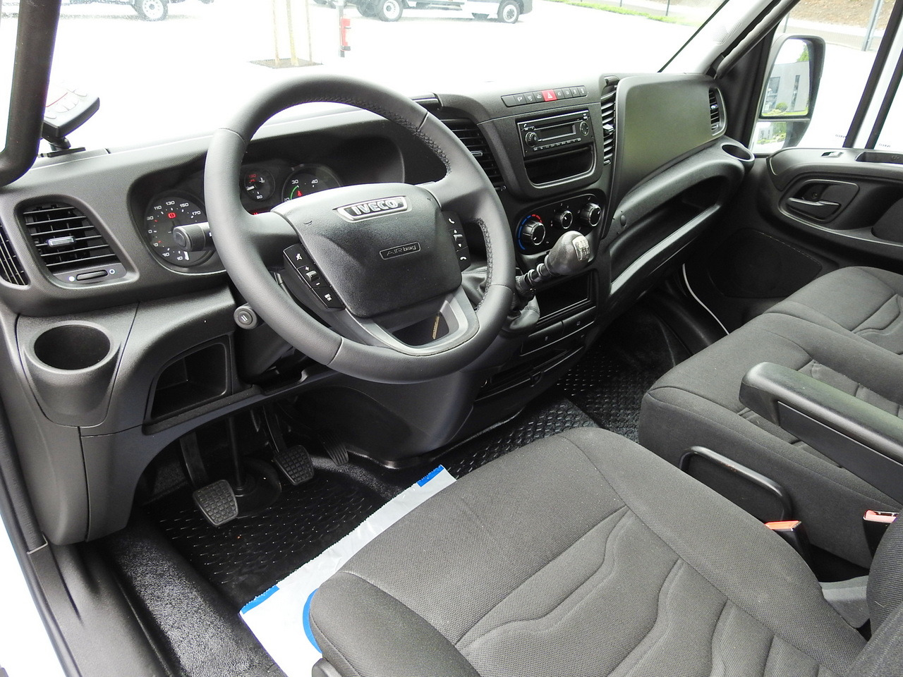IVECO DAILY 35S15 REGRIGERATOR BOX -12*C 8 PALLETS CRUISE CONTROL TWIN WHEELS AIR CONDITIONING 150HP - Furgoneta frigorifica: foto 2 IVECO DAILY 35S15 REGRIGERATOR BOX -12*C 8 PALLETS CRUISE CONTROL TWIN WHEELS AIR CONDITIONING 150HP - Furgoneta frigorifica: foto 2