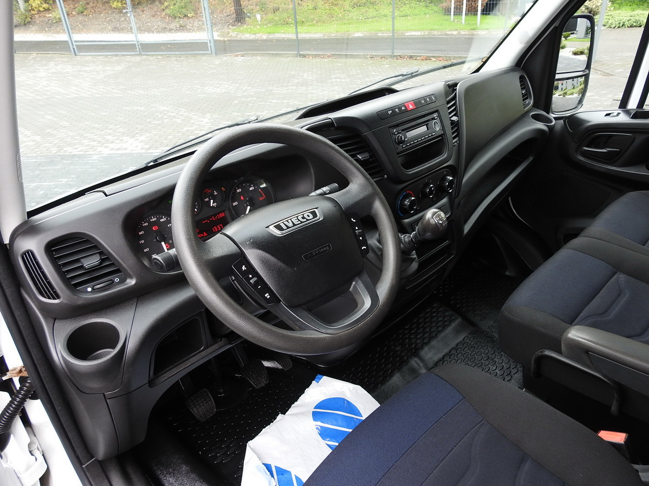 IVECO DAILY 35S15 STAKE BODY DOUBLE CABIN DOKA 7 SEATS AIR CONDITIONING 150HP - Furgoneta caja abierta: foto 2 IVECO DAILY 35S15 STAKE BODY DOUBLE CABIN DOKA 7 SEATS AIR CONDITIONING 150HP - Furgoneta caja abierta: foto 2