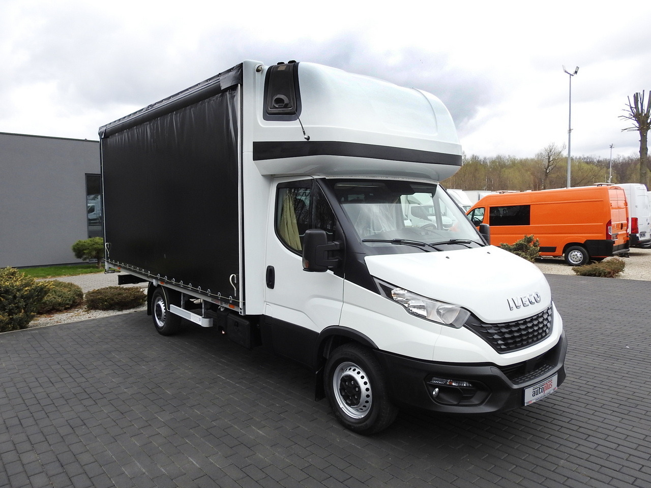 IVECO DAILY 35S18 TARPAULIN 10 PALLETS WEBASTO CRUISE CONTROL AIR CONDITIONING 180HP - Furgoneta con lona: foto 4 IVECO DAILY 35S18 TARPAULIN 10 PALLETS WEBASTO CRUISE CONTROL AIR CONDITIONING 180HP - Furgoneta con lona: foto 4