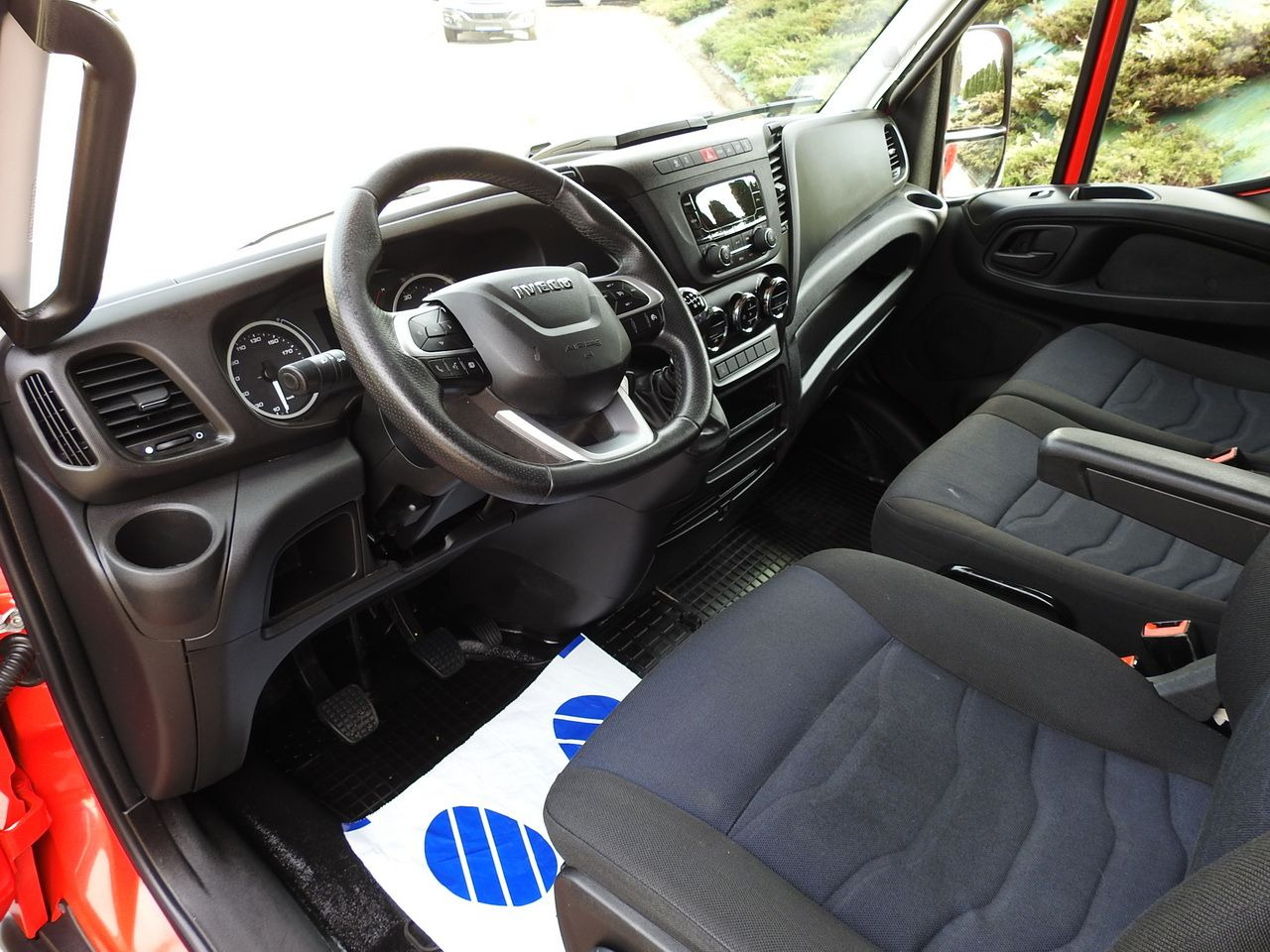 IVECO DAILY 35S18 TARPAULIN 10 PALLETS WEBASTO CRUISE CONTROL LED LIGHTS AIR CONDITIONING 180HP - Furgoneta con lona: foto 2 IVECO DAILY 35S18 TARPAULIN 10 PALLETS WEBASTO CRUISE CONTROL LED LIGHTS AIR CONDITIONING 180HP - Furgoneta con lona: foto 2