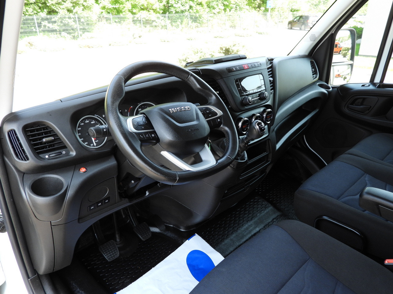 IVECO DAILY 35S18 TARPAULIN 10 PALLETS WEBASTO CRUISE CONTROL LED LIGHTS PNEUMATICS AIR CONDITIONING 180HP - Furgoneta con lona: foto 2 IVECO DAILY 35S18 TARPAULIN 10 PALLETS WEBASTO CRUISE CONTROL LED LIGHTS PNEUMATICS AIR CONDITIONING 180HP - Furgoneta con lona: foto 2