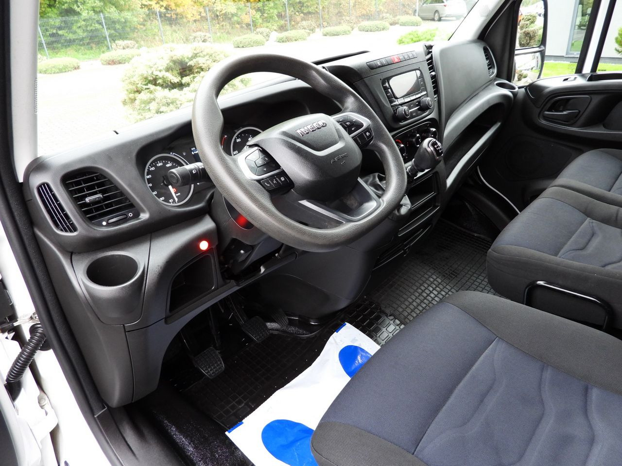 IVECO DAILY 35S18 TARPAULIN LIFT 8 PALLETS WEBASTO CRUISE CONTROL AIR CONDITIONING 180HP - Furgoneta con lona: foto 2 IVECO DAILY 35S18 TARPAULIN LIFT 8 PALLETS WEBASTO CRUISE CONTROL AIR CONDITIONING 180HP - Furgoneta con lona: foto 2