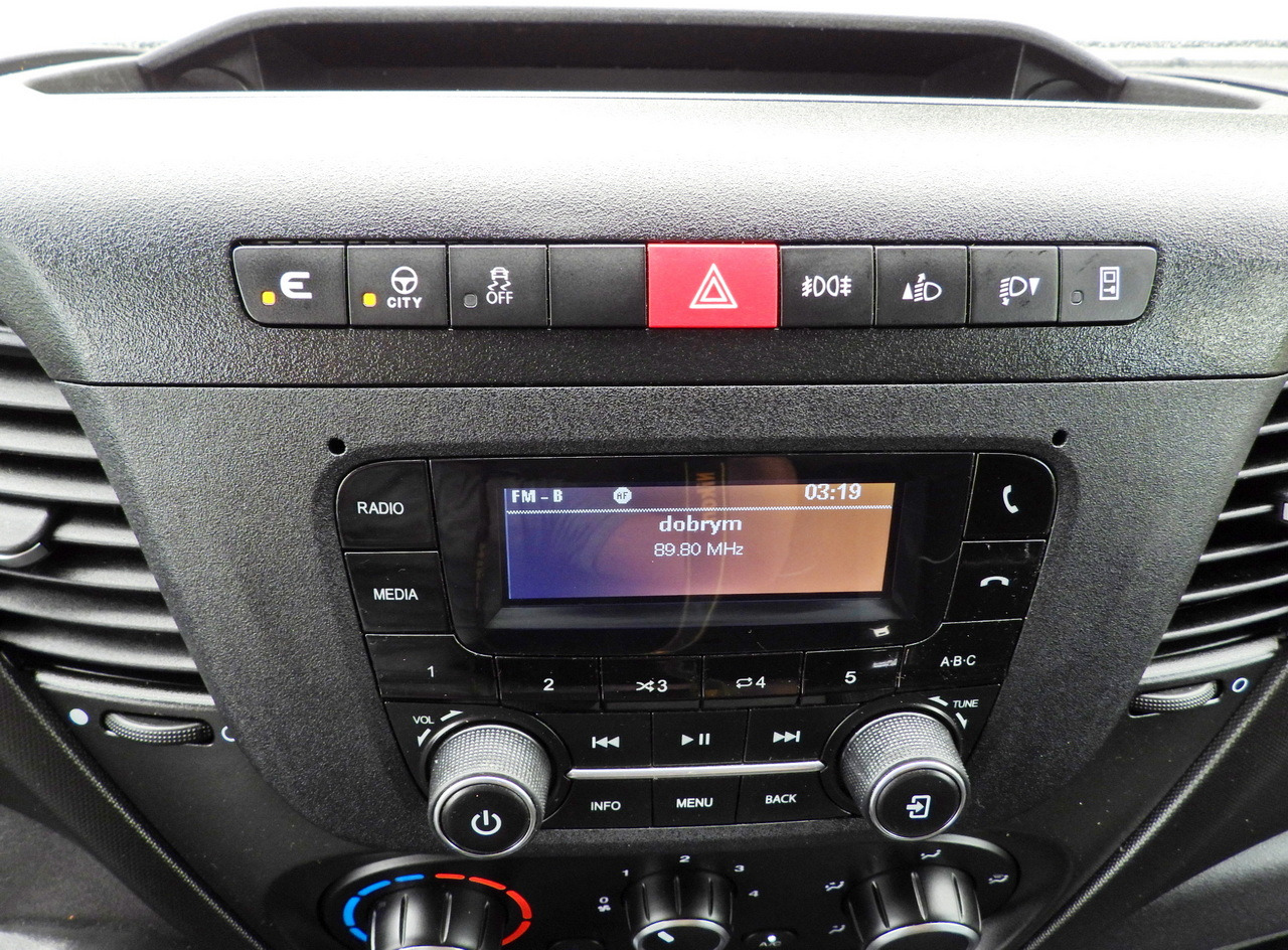 Furgoneta con lona IVECO DAILY 35S18 TARPAULIN LIFT 8 PALLETS WEBASTO CRUISE CONTROL LED LIGHTS AIR CONDITIONING 180HP: foto 40 Furgoneta con lona IVECO DAILY 35S18 TARPAULIN LIFT 8 PALLETS WEBASTO CRUISE CONTROL LED LIGHTS AIR CONDITIONING 180HP: foto 40