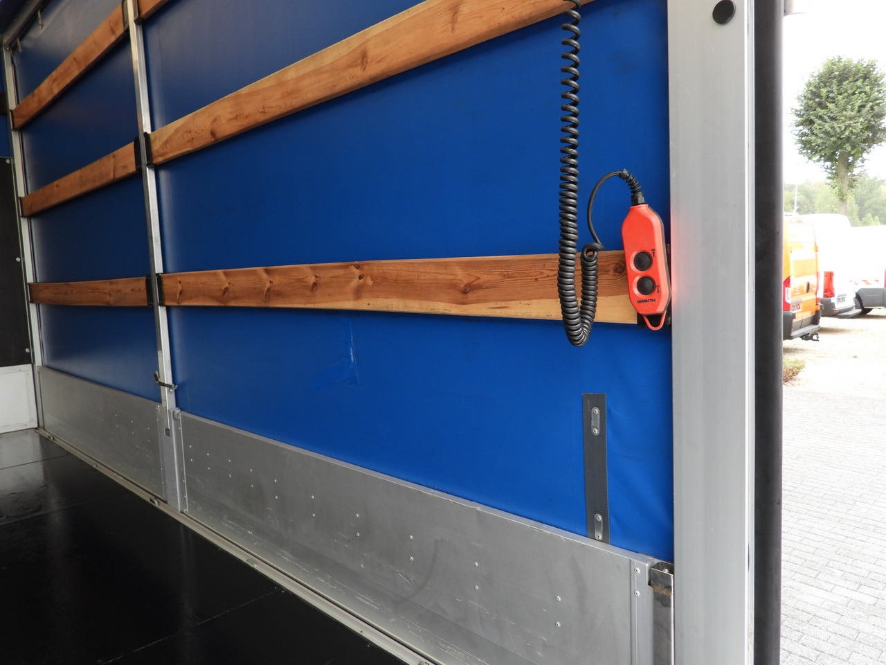 Furgoneta con lona IVECO DAILY 35S18 TARPAULIN LIFT 8 PALLETS WEBASTO CRUISE CONTROL LED LIGHTS AIR CONDITIONING 180HP: foto 24 Furgoneta con lona IVECO DAILY 35S18 TARPAULIN LIFT 8 PALLETS WEBASTO CRUISE CONTROL LED LIGHTS AIR CONDITIONING 180HP: foto 24