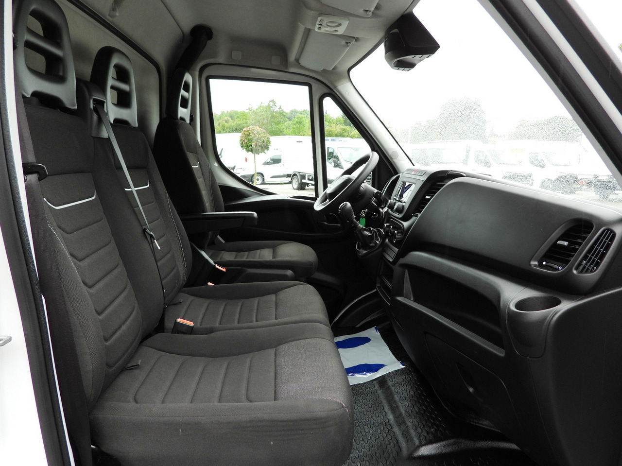 Furgoneta con lona IVECO DAILY 35S18 TARPAULIN LIFT 8 PALLETS WEBASTO CRUISE CONTROL LED LIGHTS AIR CONDITIONING 180HP: foto 44 Furgoneta con lona IVECO DAILY 35S18 TARPAULIN LIFT 8 PALLETS WEBASTO CRUISE CONTROL LED LIGHTS AIR CONDITIONING 180HP: foto 44