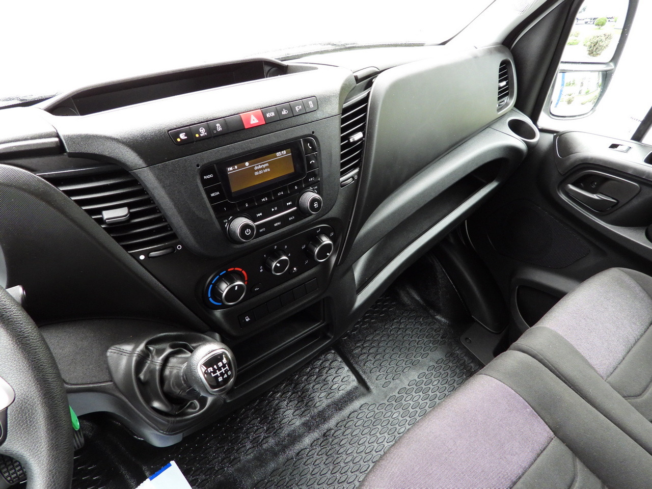 Furgoneta con lona IVECO DAILY 35S18 TARPAULIN LIFT 8 PALLETS WEBASTO CRUISE CONTROL LED LIGHTS AIR CONDITIONING 180HP: foto 37 Furgoneta con lona IVECO DAILY 35S18 TARPAULIN LIFT 8 PALLETS WEBASTO CRUISE CONTROL LED LIGHTS AIR CONDITIONING 180HP: foto 37