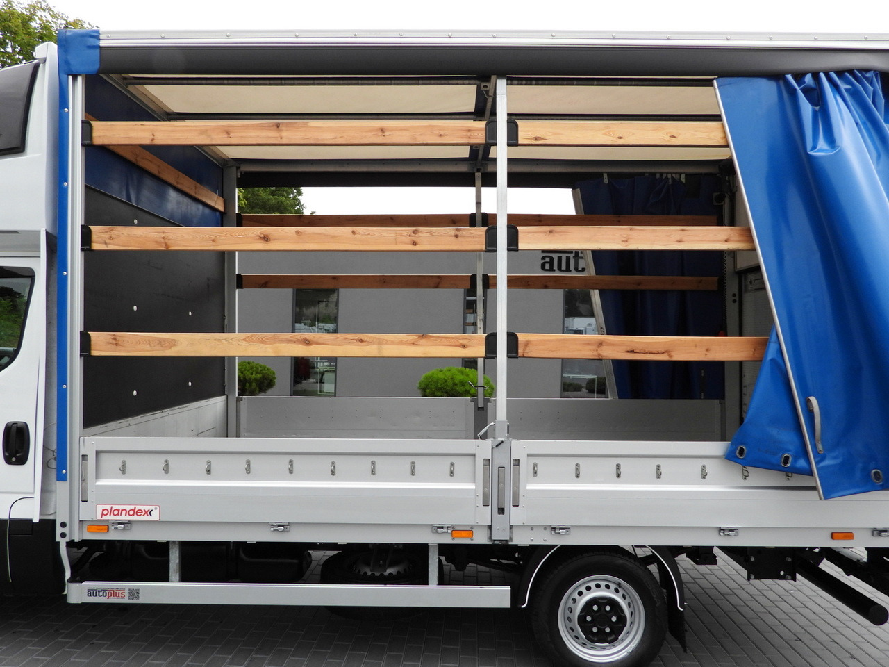 Furgoneta con lona IVECO DAILY 35S18 TARPAULIN LIFT 8 PALLETS WEBASTO CRUISE CONTROL LED LIGHTS AIR CONDITIONING 180HP: foto 28 Furgoneta con lona IVECO DAILY 35S18 TARPAULIN LIFT 8 PALLETS WEBASTO CRUISE CONTROL LED LIGHTS AIR CONDITIONING 180HP: foto 28