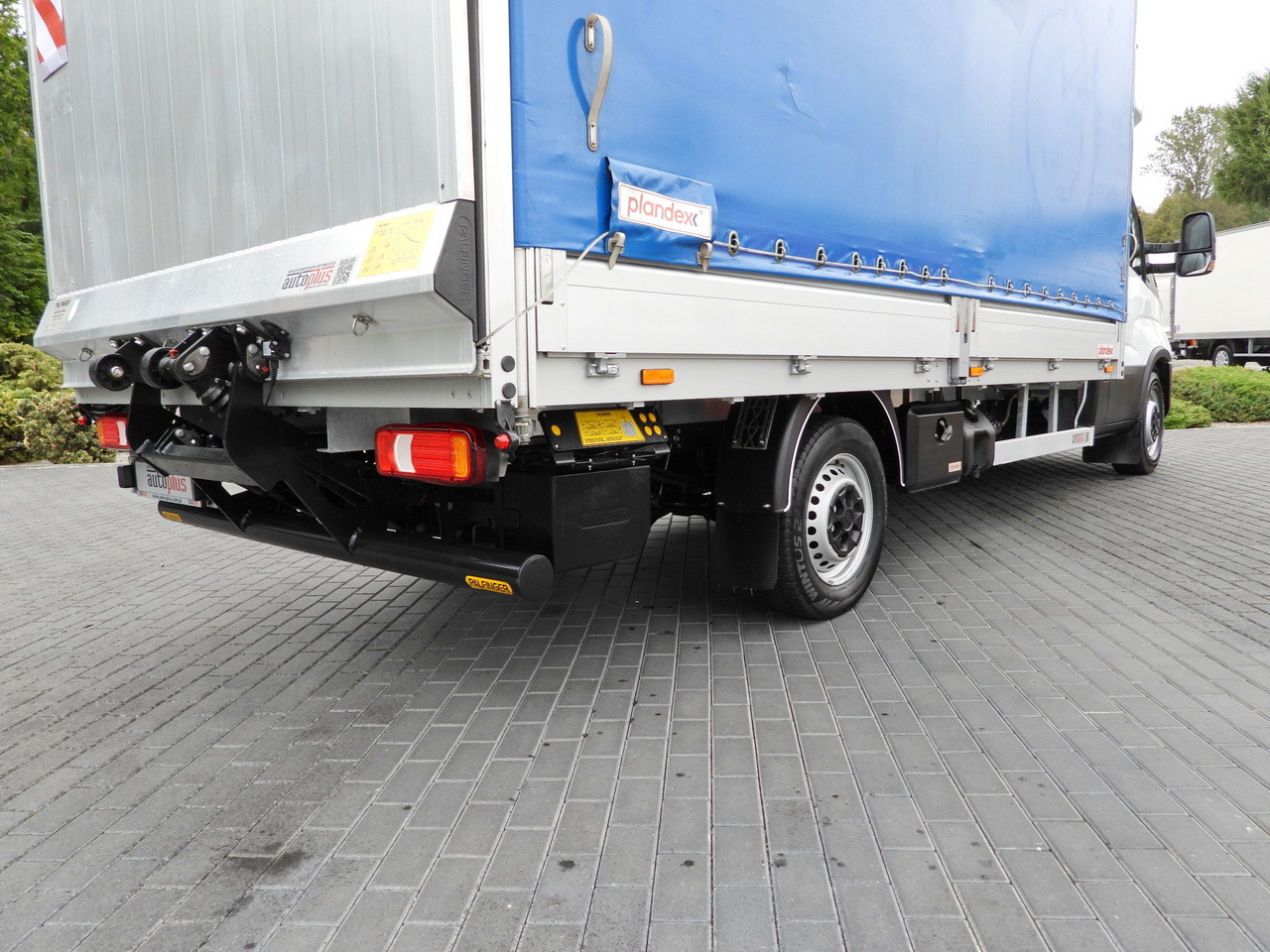 Furgoneta con lona IVECO DAILY 35S18 TARPAULIN LIFT 8 PALLETS WEBASTO CRUISE CONTROL LED LIGHTS AIR CONDITIONING 180HP: foto 29 Furgoneta con lona IVECO DAILY 35S18 TARPAULIN LIFT 8 PALLETS WEBASTO CRUISE CONTROL LED LIGHTS AIR CONDITIONING 180HP: foto 29