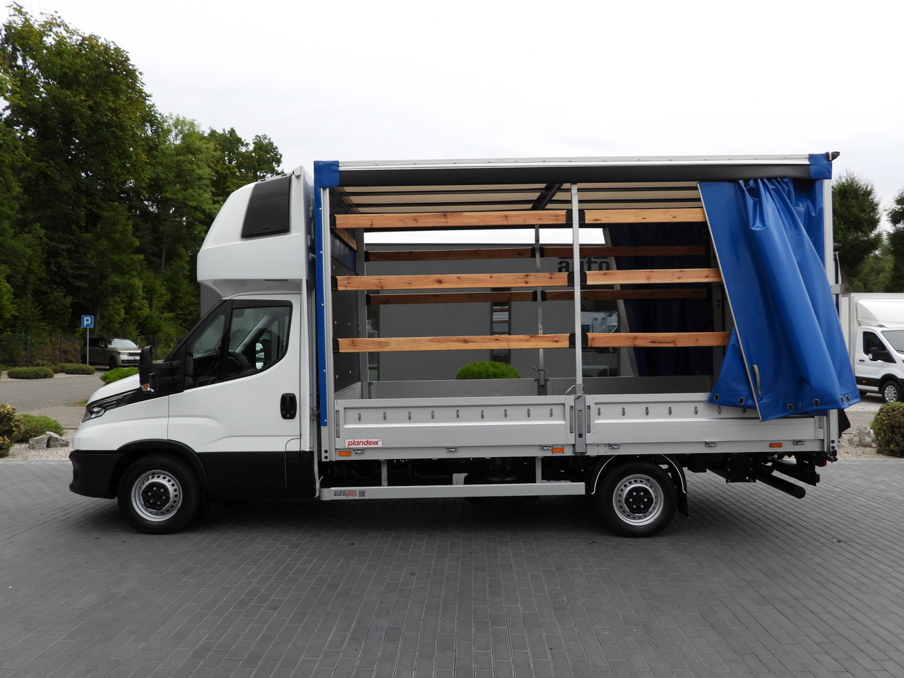 Furgoneta con lona IVECO DAILY 35S18 TARPAULIN LIFT 8 PALLETS WEBASTO CRUISE CONTROL LED LIGHTS AIR CONDITIONING 180HP: foto 8 Furgoneta con lona IVECO DAILY 35S18 TARPAULIN LIFT 8 PALLETS WEBASTO CRUISE CONTROL LED LIGHTS AIR CONDITIONING 180HP: foto 8