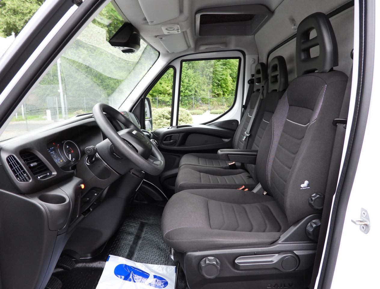 Furgoneta con lona IVECO DAILY 35S18 TARPAULIN LIFT 8 PALLETS WEBASTO CRUISE CONTROL LED LIGHTS AIR CONDITIONING 180HP: foto 31 Furgoneta con lona IVECO DAILY 35S18 TARPAULIN LIFT 8 PALLETS WEBASTO CRUISE CONTROL LED LIGHTS AIR CONDITIONING 180HP: foto 31