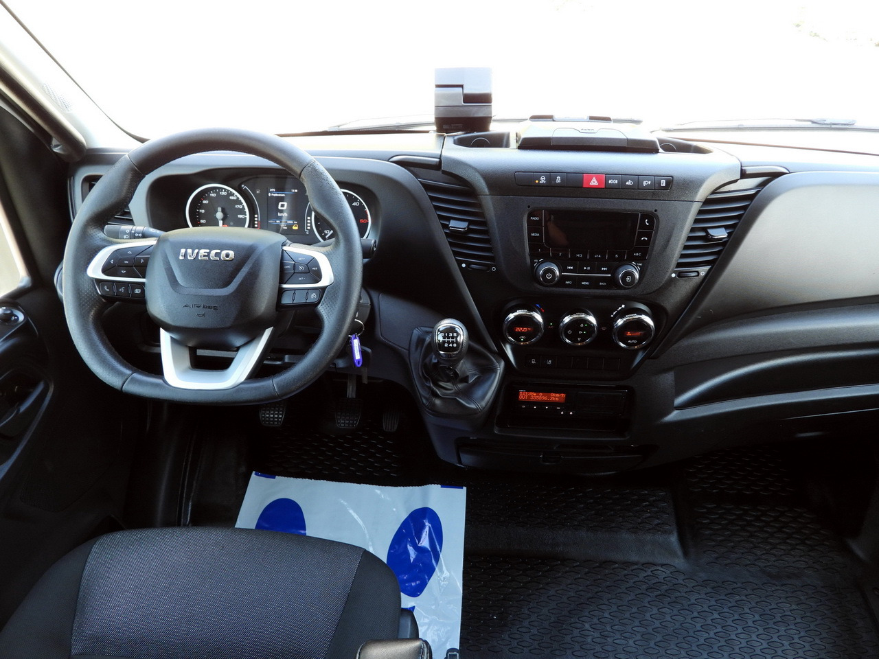 IVECO DAILY 70C18 TARPAULIN LIFT 14 PALLETS WEBASTO CRUISE CONTROL LED LIGHTS TWIN WHEELS AIR CONDITIONING 180HP - Furgoneta con lona: foto 2 IVECO DAILY 70C18 TARPAULIN LIFT 14 PALLETS WEBASTO CRUISE CONTROL LED LIGHTS TWIN WHEELS AIR CONDITIONING 180HP - Furgoneta con lona: foto 2