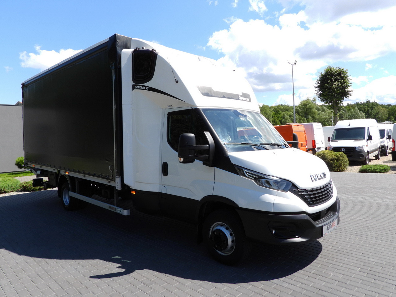 IVECO DAILY 70C18 TARPAULIN LIFT 14 PALLETS WEBASTO CRUISE CONTROL LED LIGHTS TWIN WHEELS AIR CONDITIONING 180HP - Furgoneta con lona: foto 4 IVECO DAILY 70C18 TARPAULIN LIFT 14 PALLETS WEBASTO CRUISE CONTROL LED LIGHTS TWIN WHEELS AIR CONDITIONING 180HP - Furgoneta con lona: foto 4