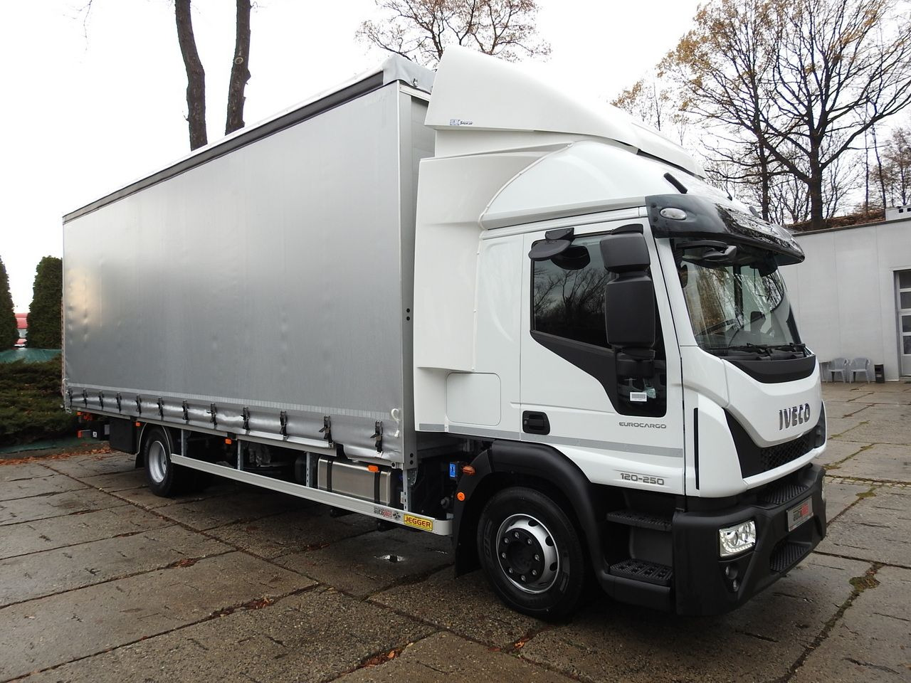 IVECO EUROCARGO 120-250 NEW TARPAULIN LIFT 18 PALLETS WEBASTO CRUISE CONTROL AIR CONDITIONING LED LIGHTS PNEUMATICS AUTOMATIC TRANSMISSION HI-MATIC 250HP - Camión lona: foto 4 IVECO EUROCARGO 120-250 NEW TARPAULIN LIFT 18 PALLETS WEBASTO CRUISE CONTROL AIR CONDITIONING LED LIGHTS PNEUMATICS AUTOMATIC TRANSMISSION HI-MATIC 250HP - Camión lona: foto 4