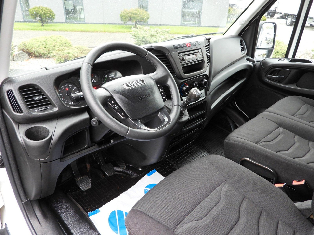 Iveco DAILY 35C13 KIPPER DOPPELKABINE DOKA 7 SITZE A/C - Furgoneta basculante, Furgoneta combi: foto 2 Iveco DAILY 35C13 KIPPER DOPPELKABINE DOKA 7 SITZE A/C - Furgoneta basculante, Furgoneta combi: foto 2