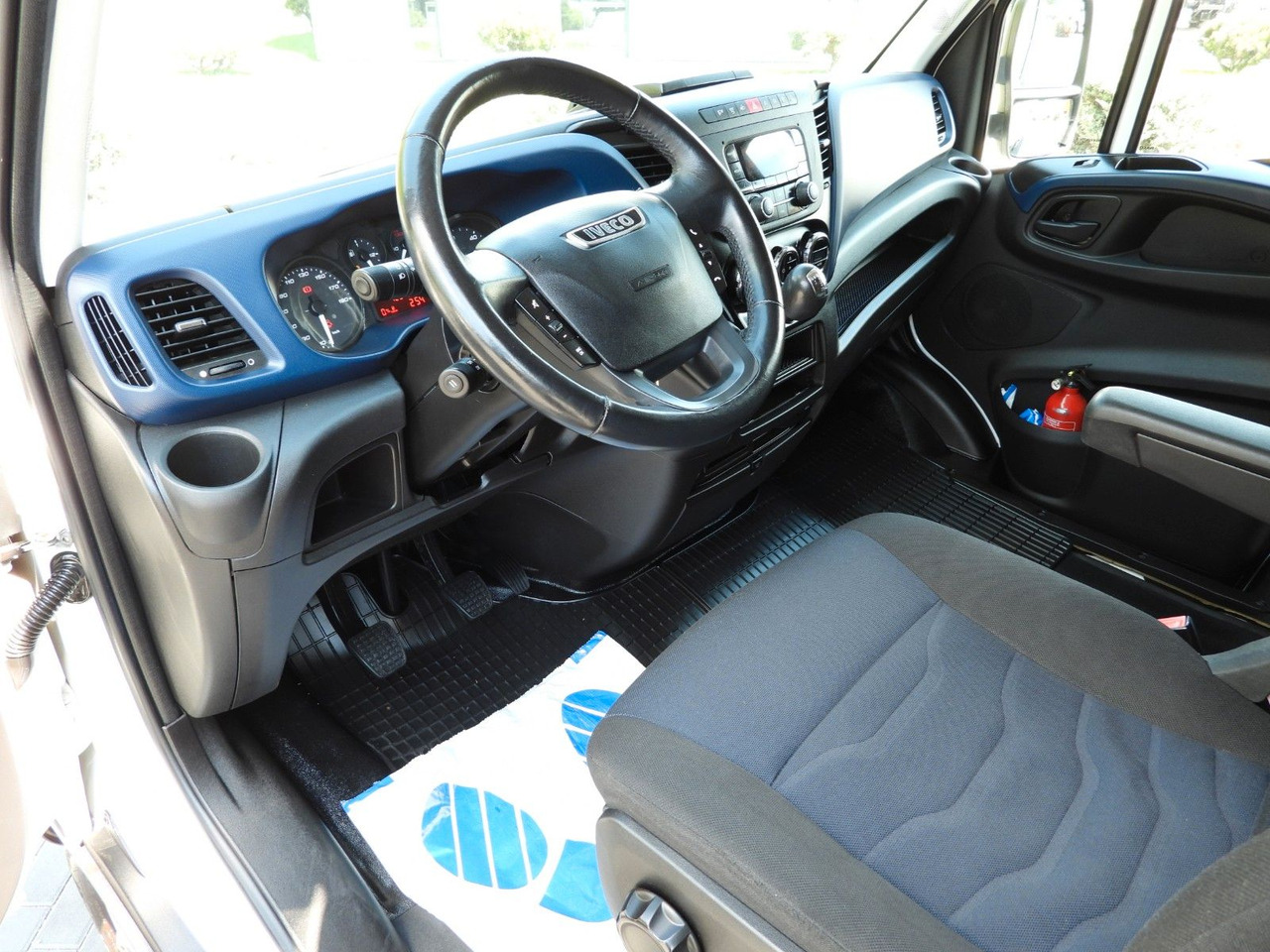 Iveco DAILY 35S18 PRITSCHE PLANE 10 PALETTEN WEBASTO - Furgoneta con lona, Furgoneta combi: foto 2 Iveco DAILY 35S18 PRITSCHE PLANE 10 PALETTEN WEBASTO - Furgoneta con lona, Furgoneta combi: foto 2