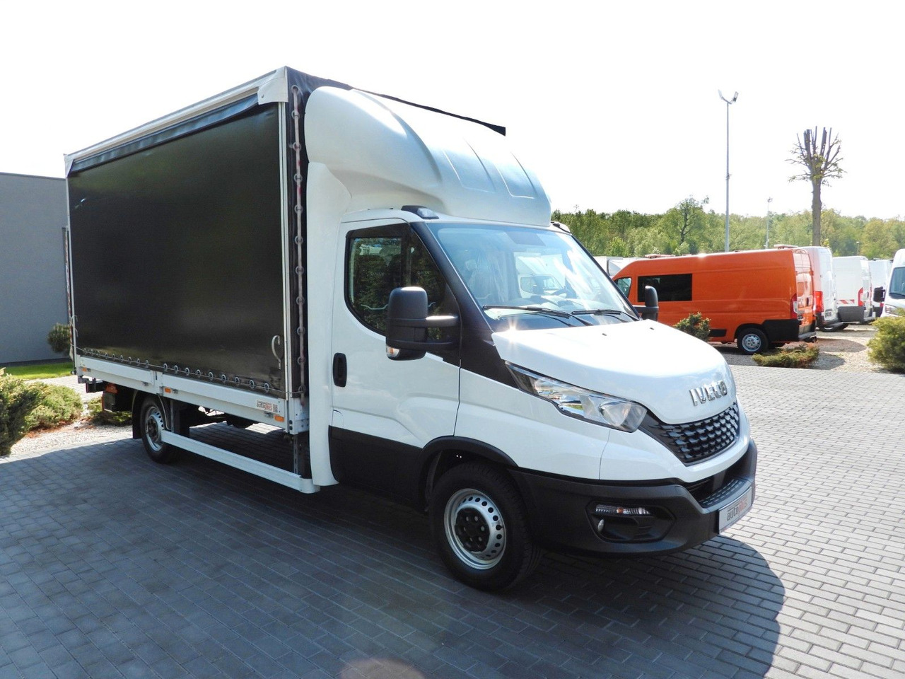 Iveco DAILY 35S18 PRITSCHE PLANE AUFZUG 8 PALETTEN - Furgoneta con lona: foto 4 Iveco DAILY 35S18 PRITSCHE PLANE AUFZUG 8 PALETTEN - Furgoneta con lona: foto 4