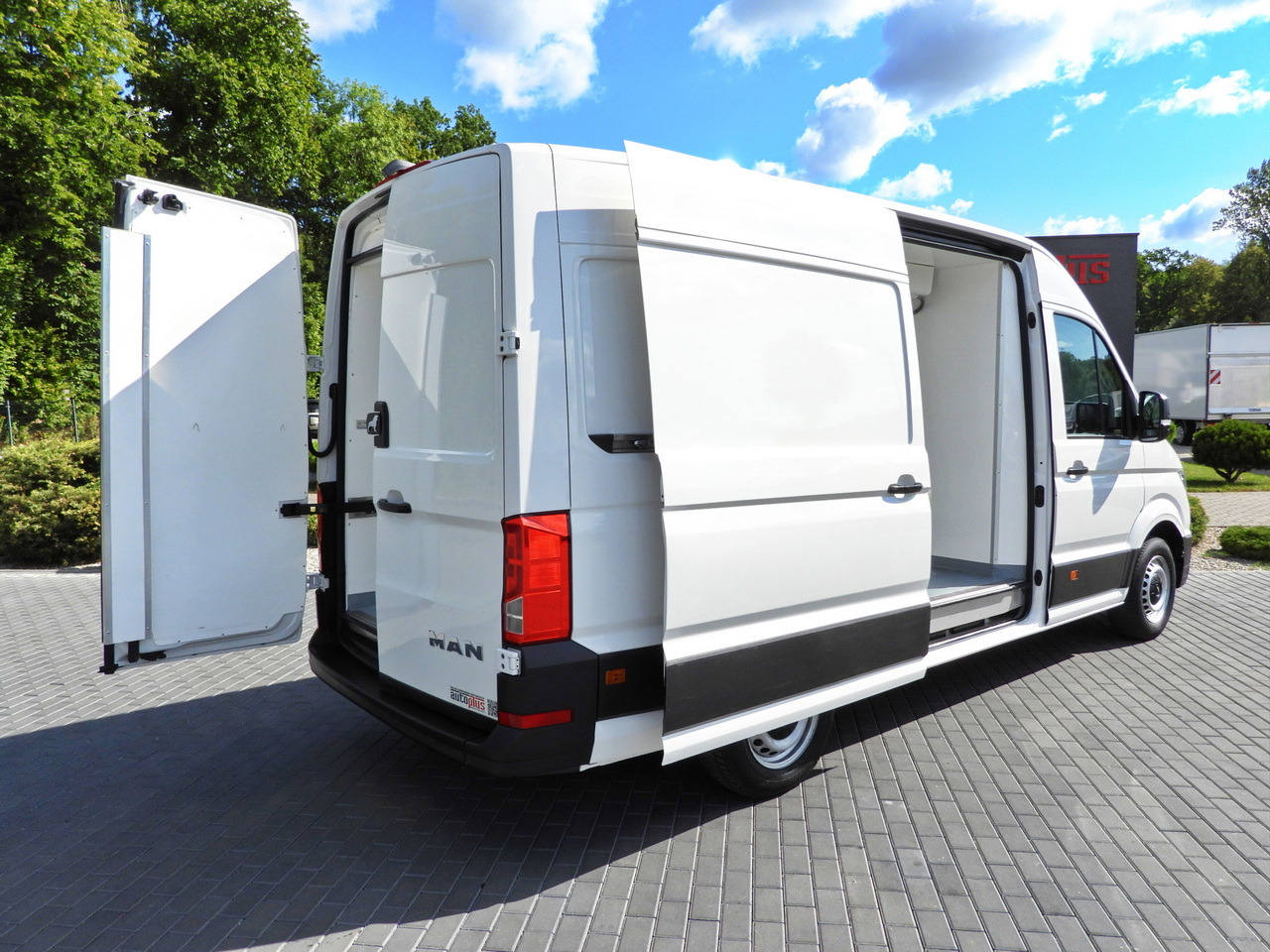 MAN TGE REFRIGERATOR VAN -5*C POWER SUPPLY 230V CRUISE CONTROL AUTOMATIC TRANSMISSION AIR CONDITIONING 180HP - Furgoneta frigorifica: foto 3 MAN TGE REFRIGERATOR VAN -5*C POWER SUPPLY 230V CRUISE CONTROL AUTOMATIC TRANSMISSION AIR CONDITIONING 180HP - Furgoneta frigorifica: foto 3