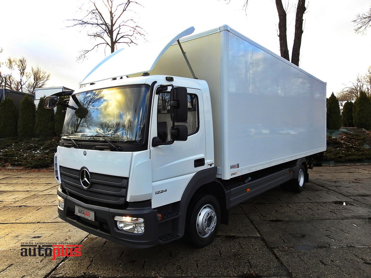 MERCEDES ATEGO 12.24 BOX LIFT 18 PALLETS CRUISE CONTROL AUTOMATIC TRANSMISSION TWIN WHEELS AIR CONDITIONING 240HP - Furgoneta caja cerrada: foto 1 MERCEDES ATEGO 12.24 BOX LIFT 18 PALLETS CRUISE CONTROL AUTOMATIC TRANSMISSION TWIN WHEELS AIR CONDITIONING 240HP - Furgoneta caja cerrada: foto 1